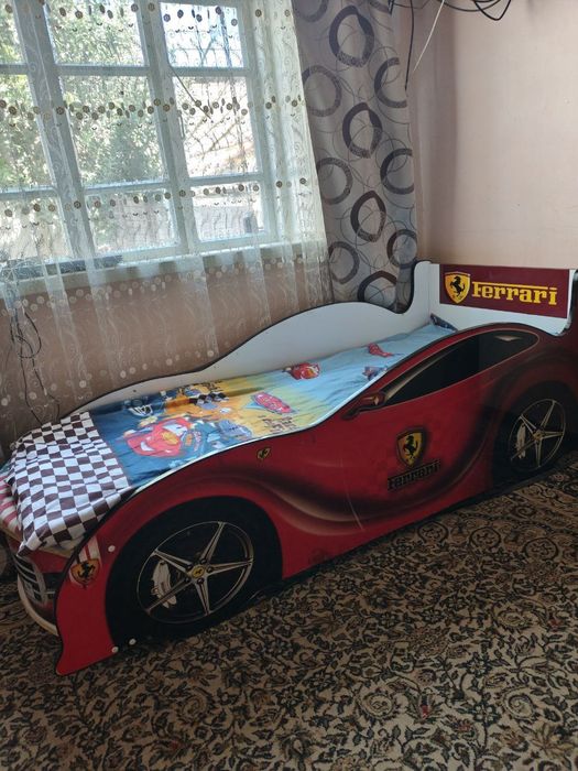 Продаю детскую кроватку машинку
