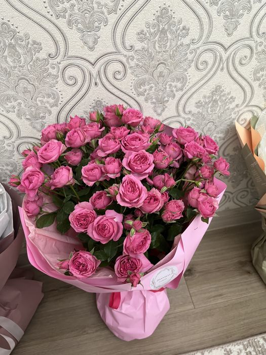 Свежий букет из спрей роз в хорошеем состояний г.Актау срочно продаю