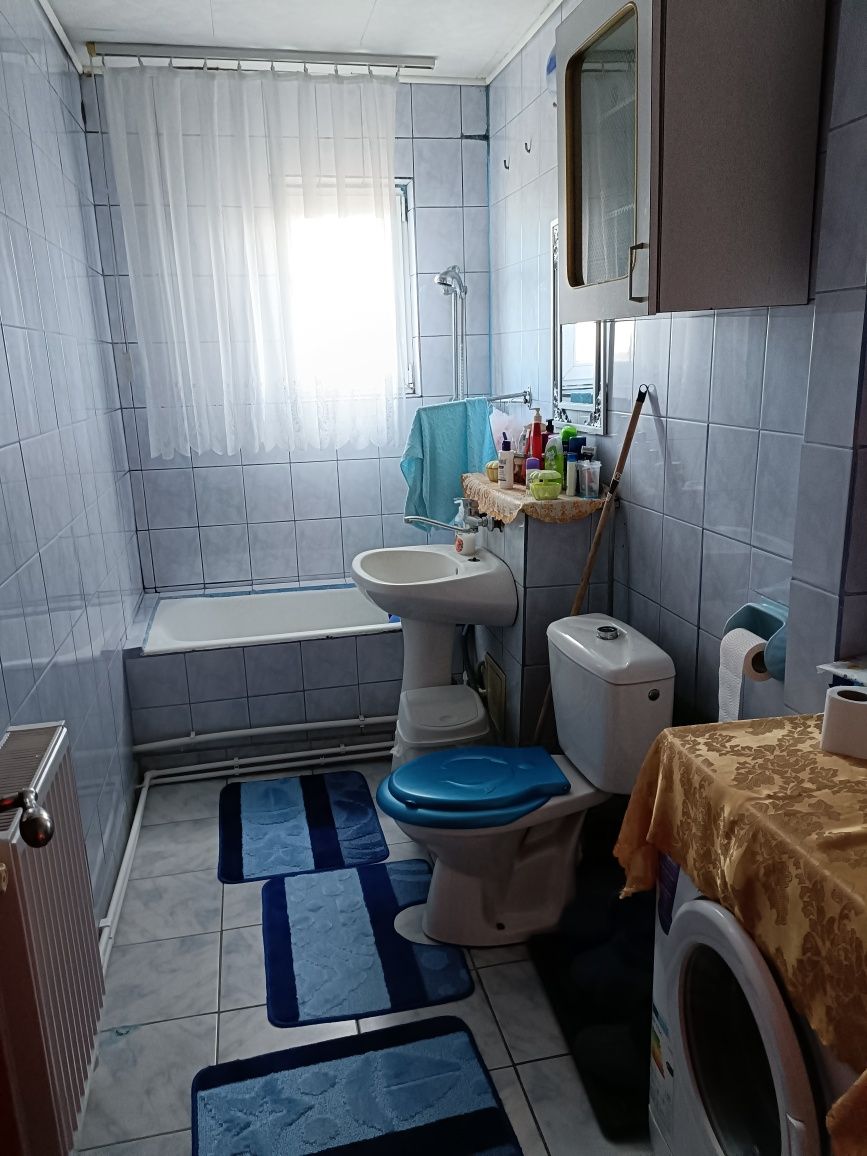 Vând apartament cu 3 camere în zona vamă