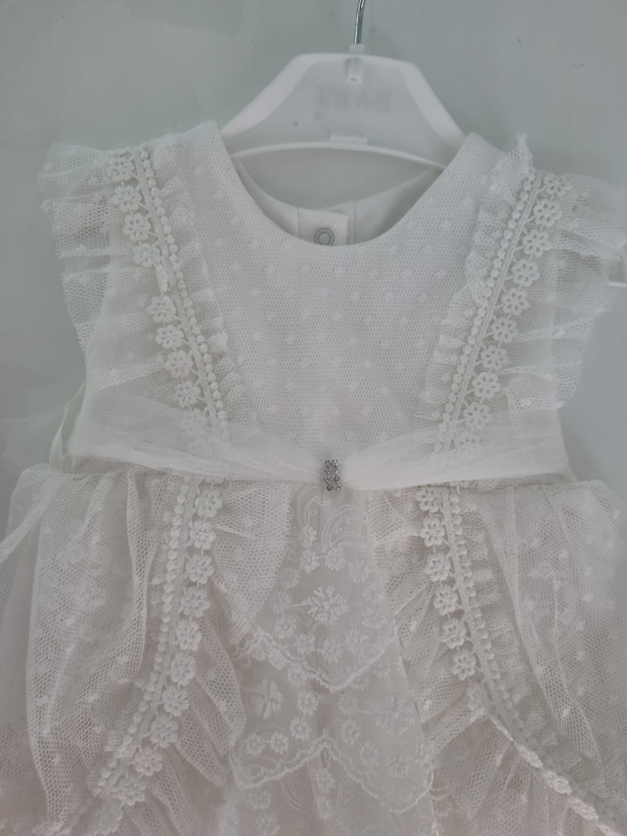 Бяла бебешка рокля с дантела
