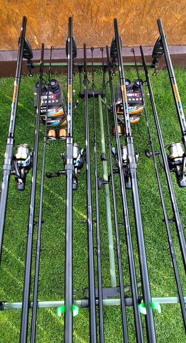Set 4 Lansete 3,90m+4 Mulinete Long Cast cu Baitrunner+Rod Pod Echipat