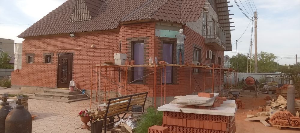 Каменщик кладка кирпича