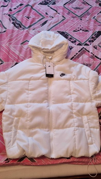Geacă damă Nike nouă cu etichetă