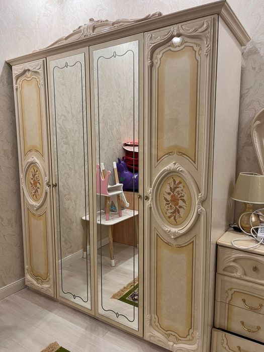 Продается шифоньер и комод с зеркалом.