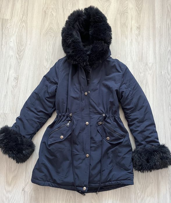 Дамската дълга зимна парка с качулка