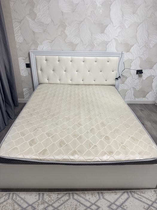 Кроыать и матрас 160*200, +2 тумбы