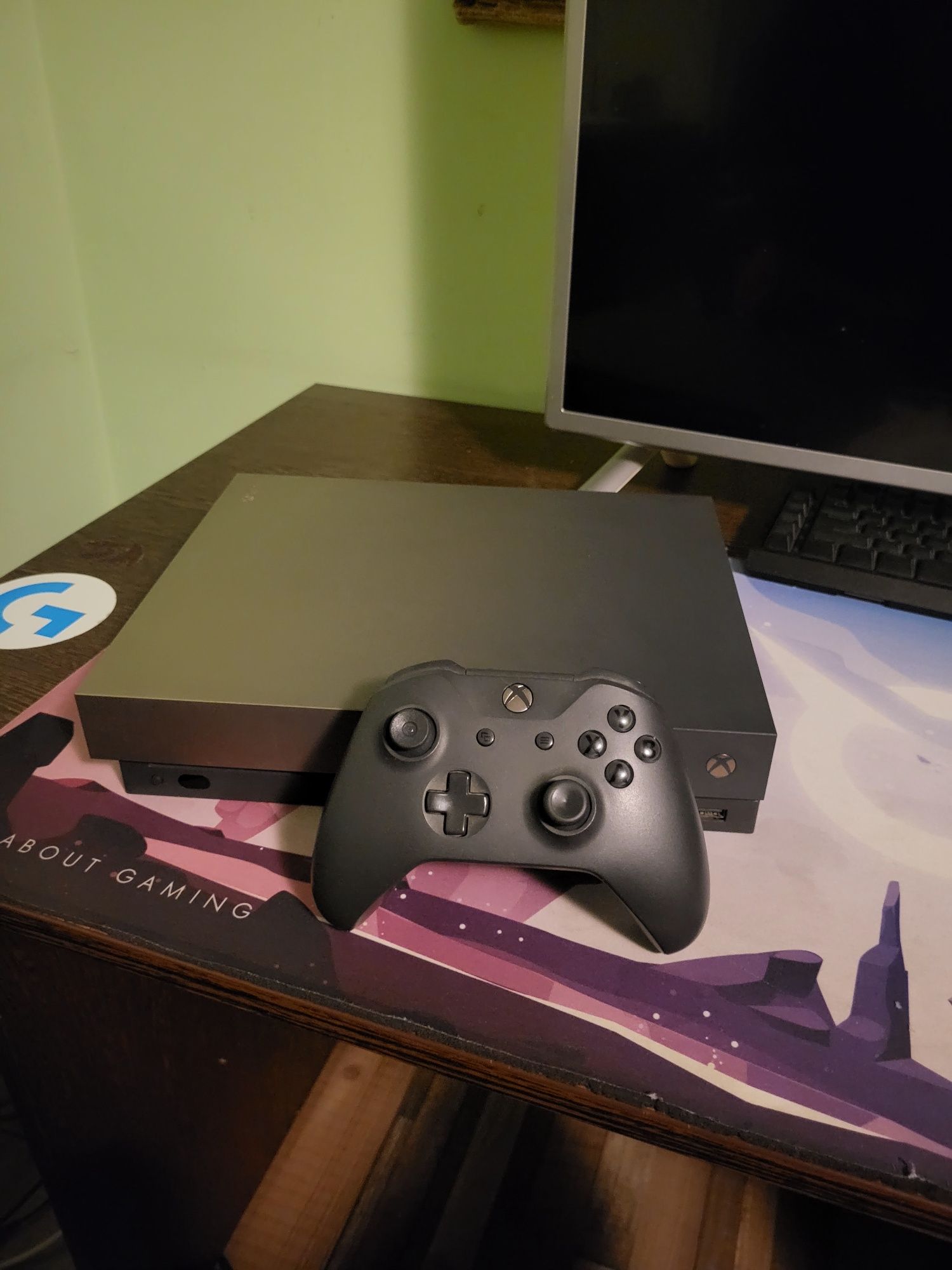 Xbox one X (silver 1TB)+GTAV+FIFA20