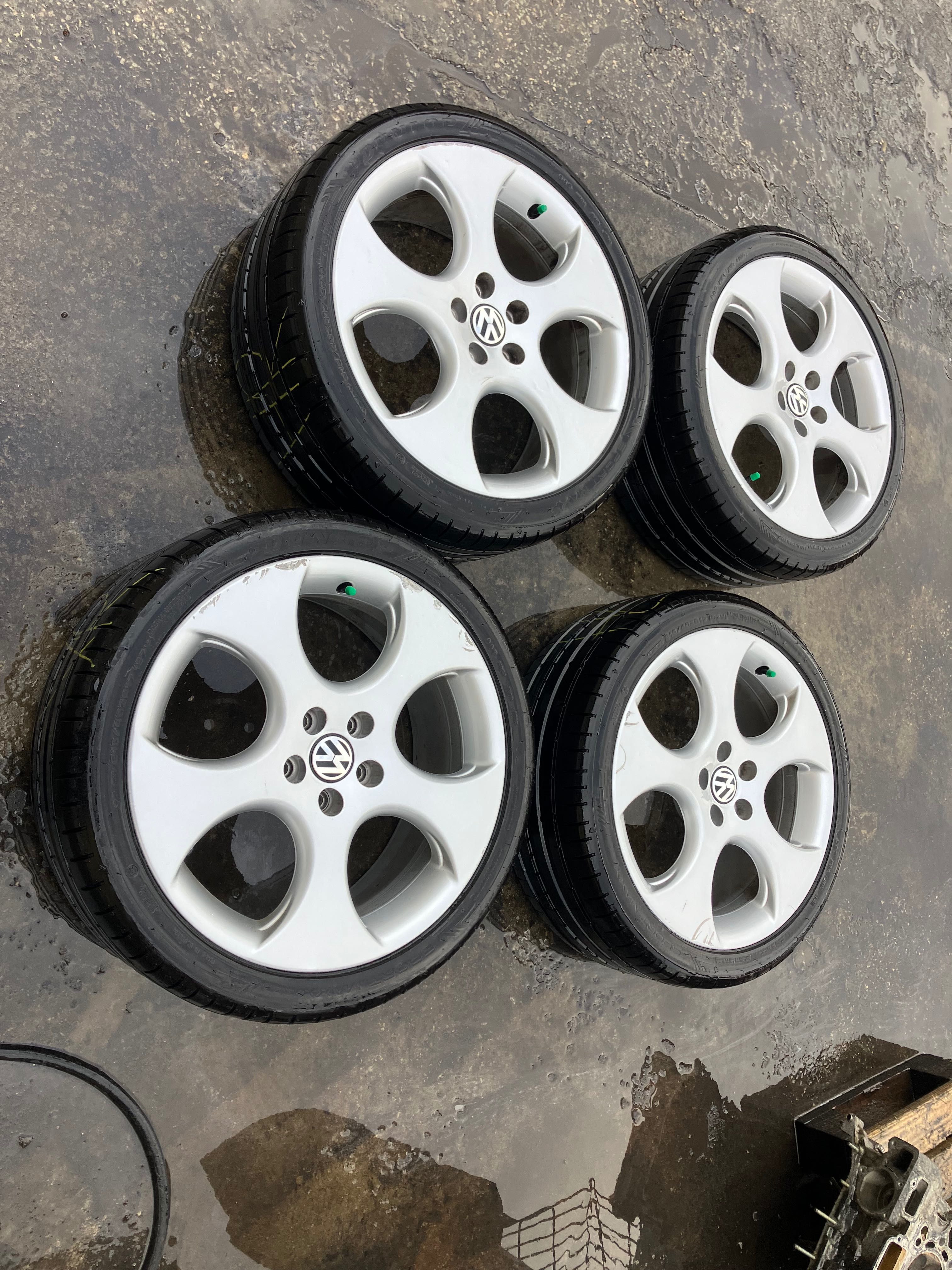Продавам 4 бр Dunlop Sport Max 215/40/ZR17 с оригинални лети джанти