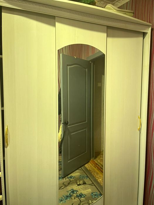 Шкаф с зеркалом в комнату