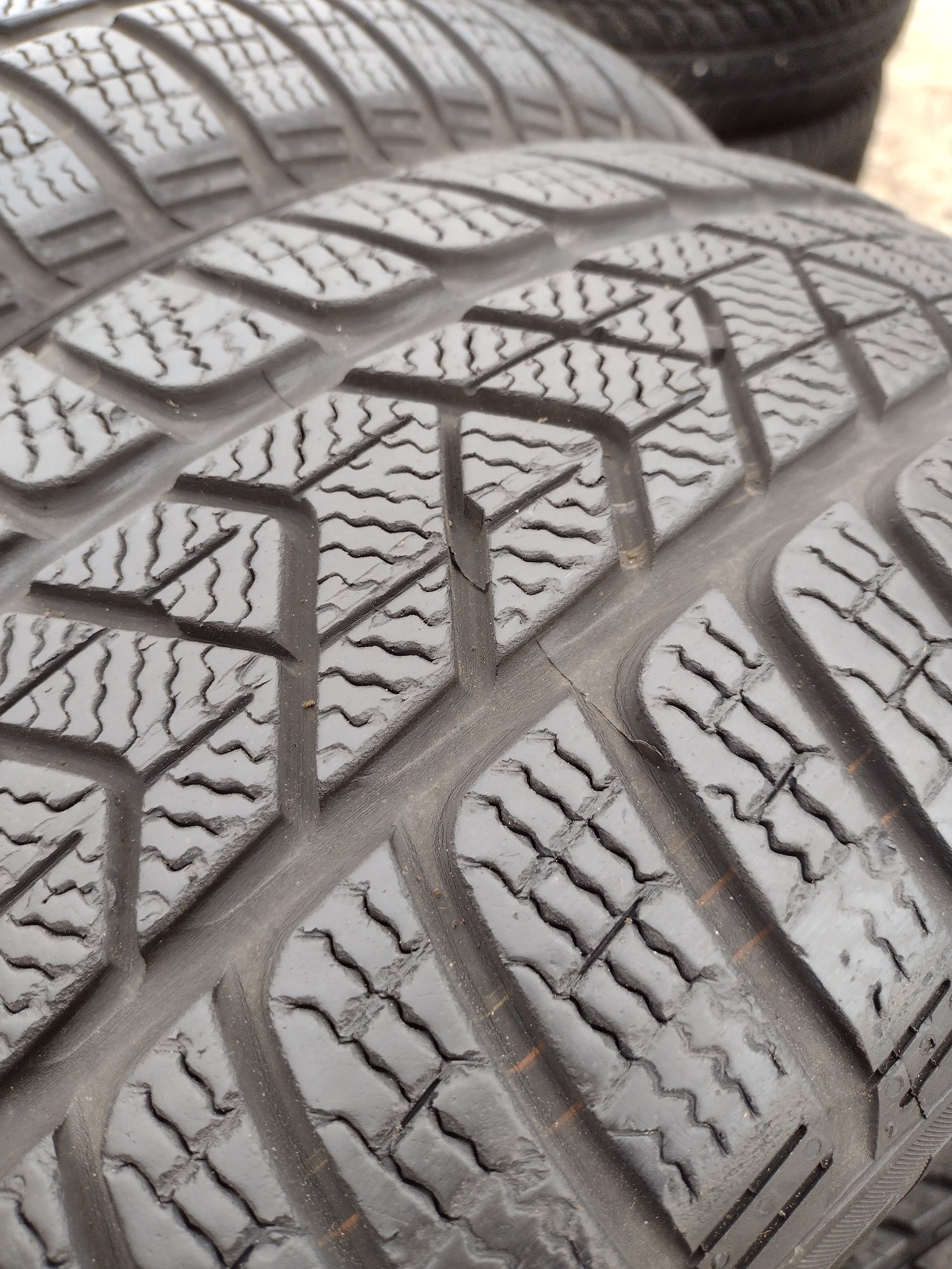 Перфектни 2бр.225/40/19 Pirelli Sottozero3 dot4220