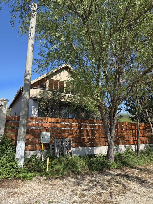 Casă cu front stradal la lacul din Paleu