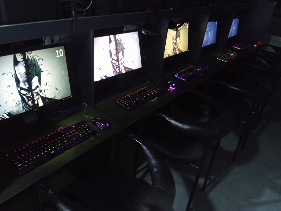 11 компьютеров вместе с мебелью и со стульями в рабочем состоянии клуб