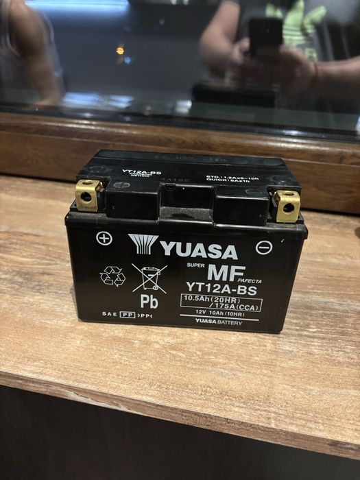 Продавам мото акумулатор