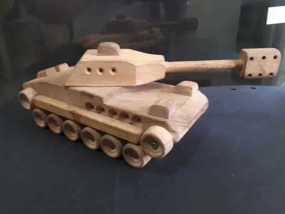 Tanc din lemn sculptat manual
