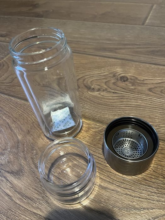 Sticla cu infuzor de ceai nou nefolosit