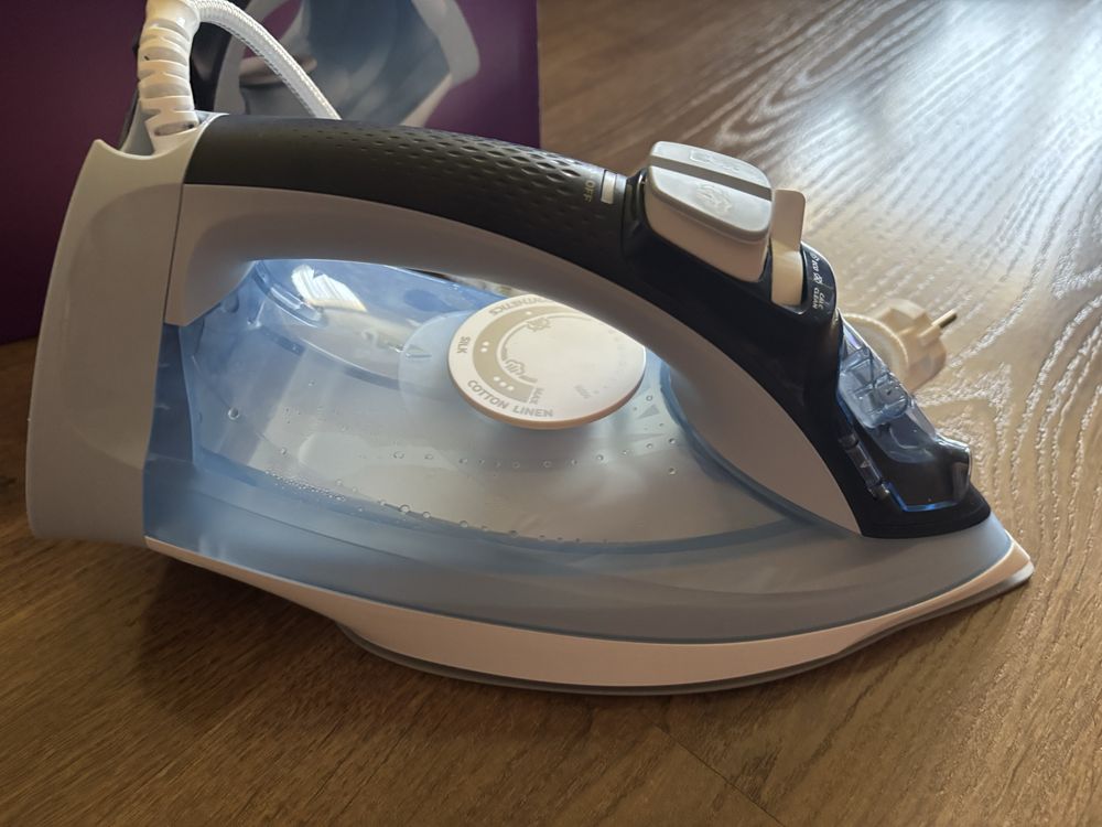 Чисто нова ютия Philips серия 5000 DST5030