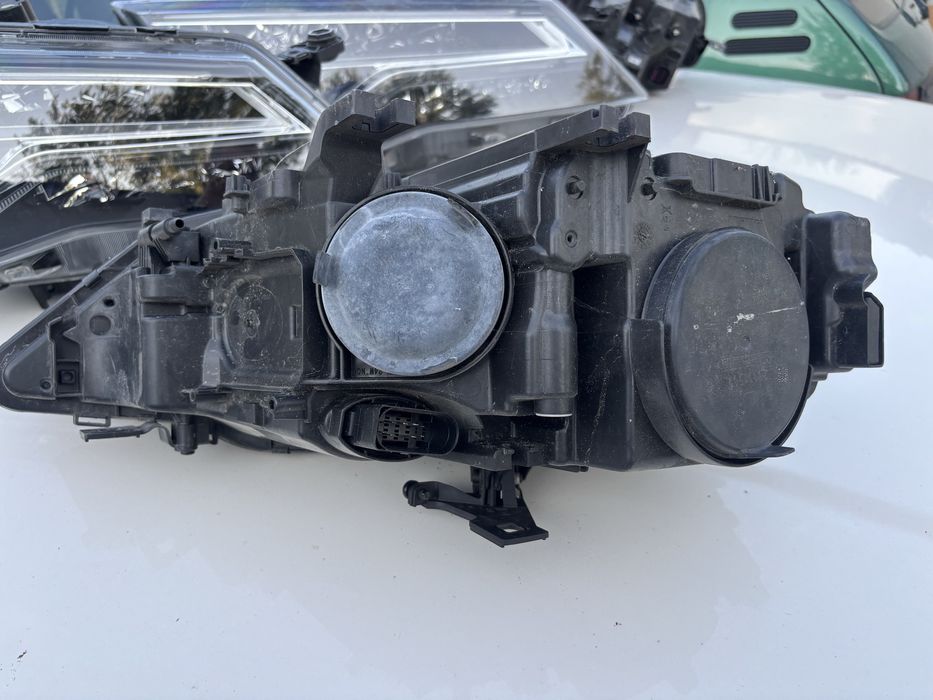 Фар Audi A4 B8