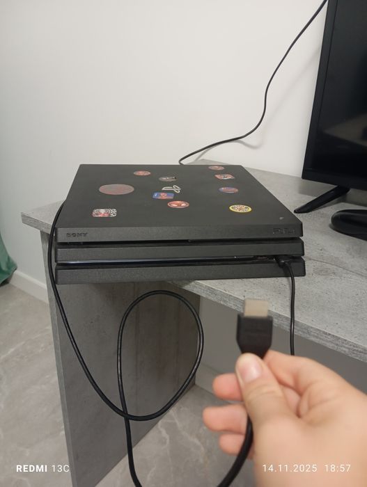 Ps 4 pro 1 tb foarte bun