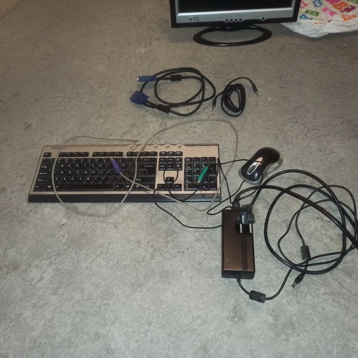 Монитор и клавиатура