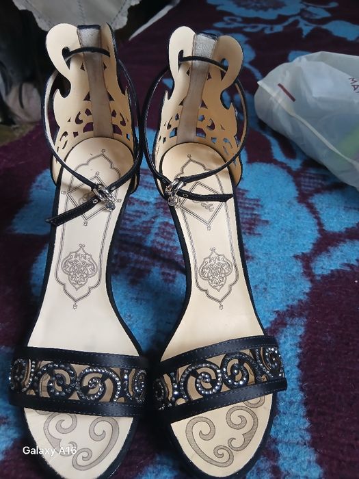 Sandalele moi ușoare elegante