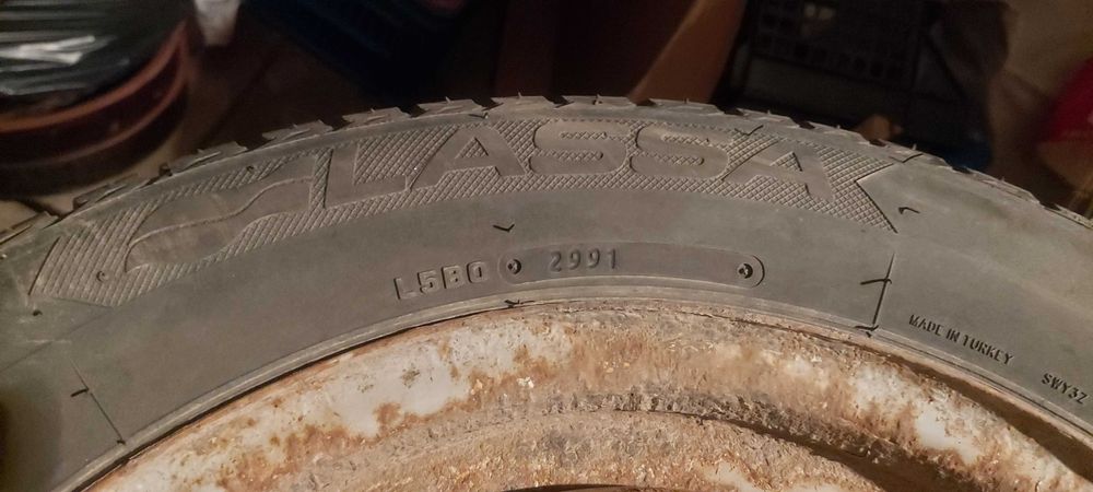 Автомобилни гуми с джанти