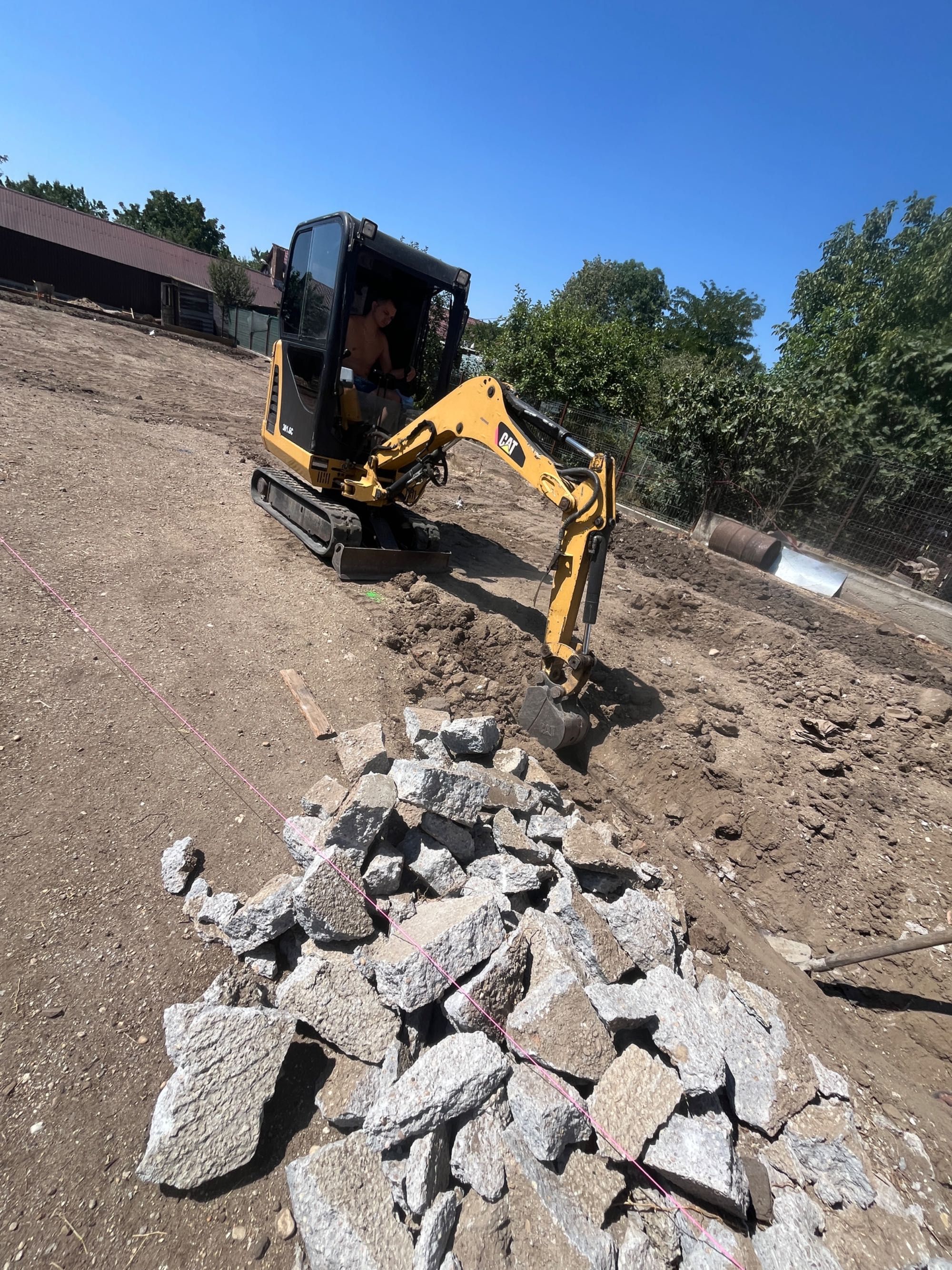 Inchiriez miniexcavator/buldoexcavator cu operator pe ele