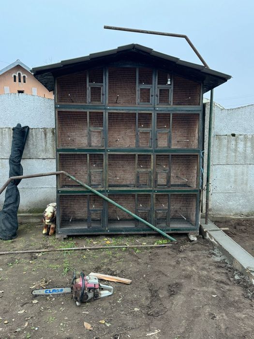 Voliera păsări deosebită