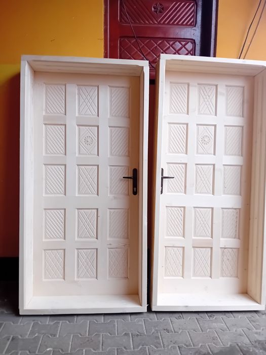 Producător de uși și ferestre din lemn masiv,brad.