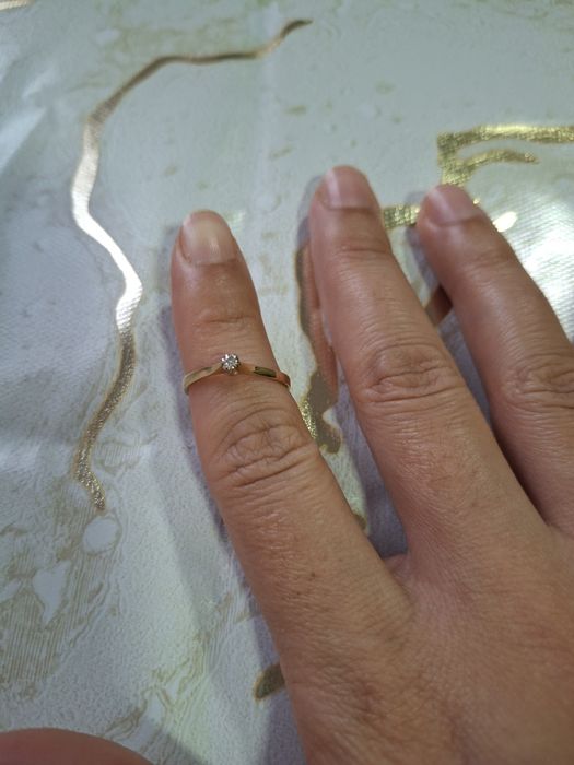 Продам золотое кольцо с бриллиантом