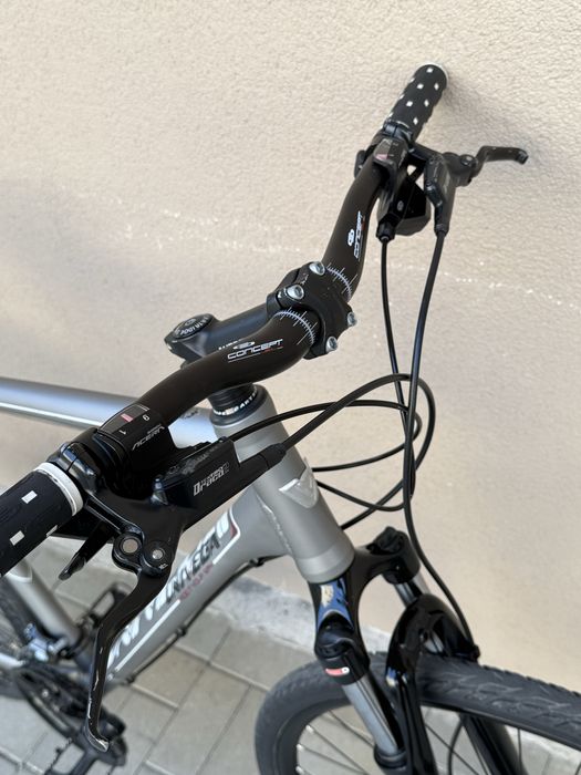 Bicicleta UNIVEGA TERRENO 300, cadru aluminiu.