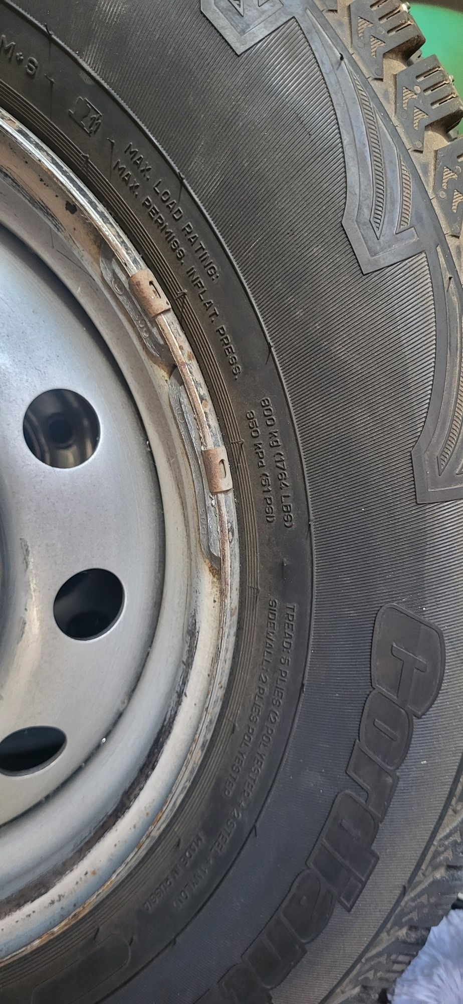 СРОЧНО Продам зимние шины с дисками 205/70 R15