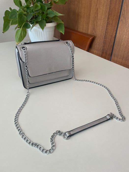 Сребриста чанта с регулираща дръжка