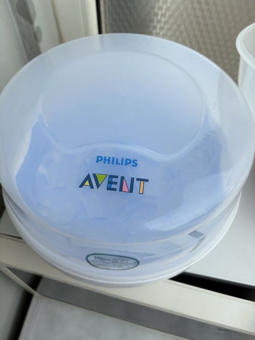 Стерилизатор Philips Avent с подарък две шишета и кутийки за мляко