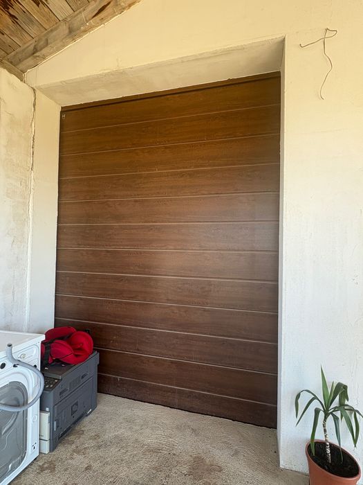 Poarta de garaj culoarea nuc