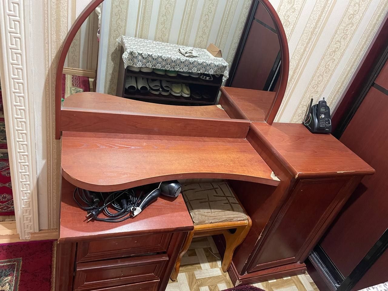 Продаётся спальный гарнитура б/у в хорошем состоянии.