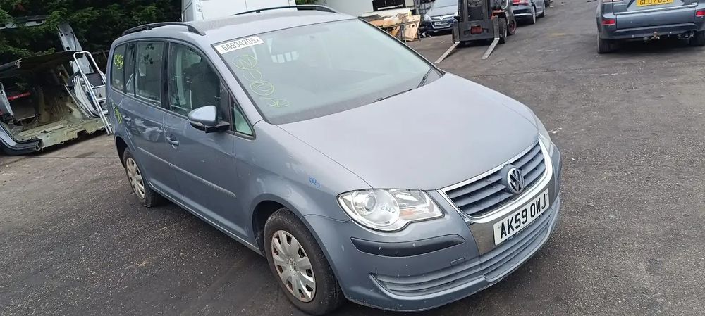 Dezmembrari / Dezmembrez Volkswagen Touran (1T1, 1T2) Facelift 1.9 TDI BLS cutie viteze manuală cod culoare LR7N
