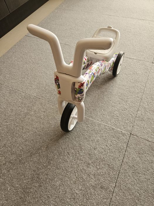 Продавам лот детска кола, баланс колело и тротинетка