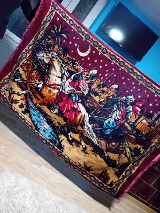 Rapirea din serai o avea bunica pe perete e foarte veche.