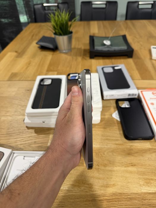 iPhone 15 Pro Max 256GB Natural Titanium + кейсове