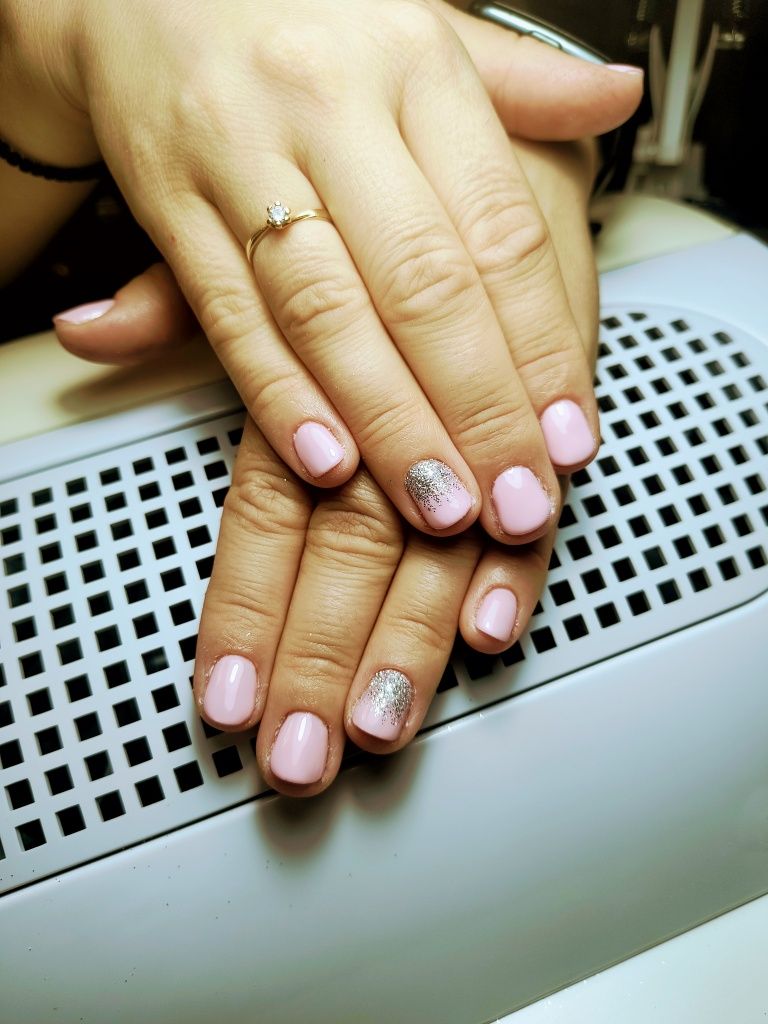 Manichiura unghii cu gel/semi