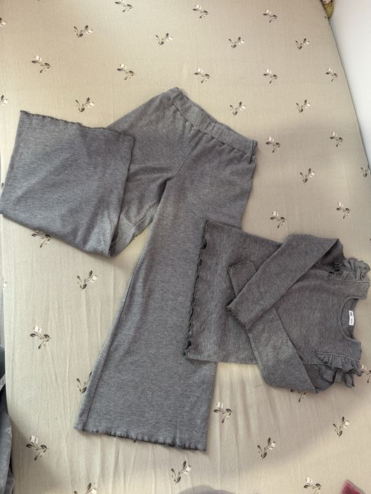 Compleu fete , marimea 134 pantalonii si 140 bluza .