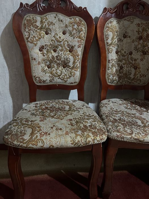 Стол стулья и сервант