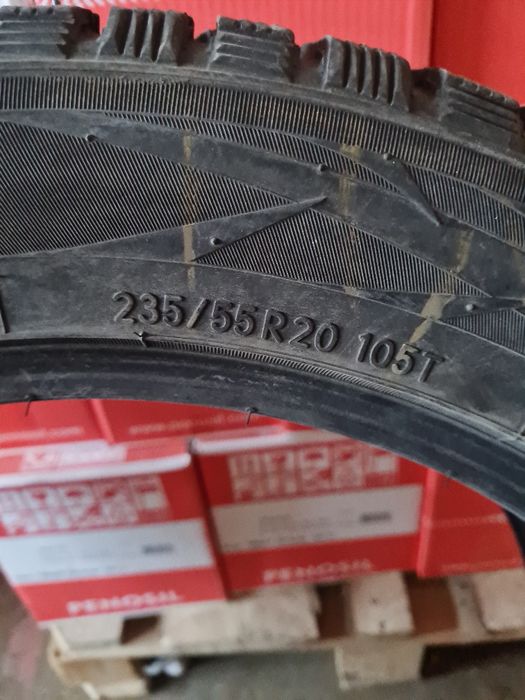 Комплект зимних (шипованых) шин, фирмы Toyo