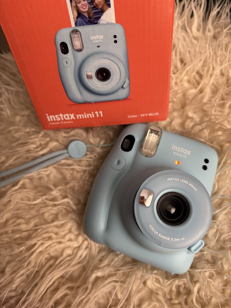 Фотоапарат за моментни снимки FUJIFILM INSTAX MINI 11 SKY BLUE + КАЛЪФ