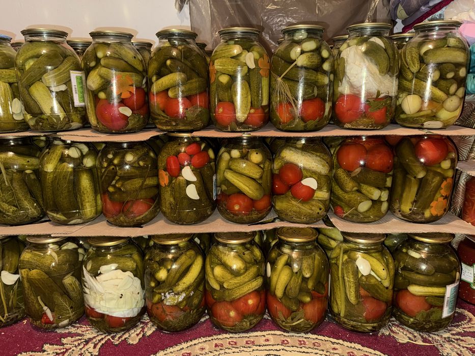 Солёные огурцы/помидоры, салаттар, компот, мохито басамыз!