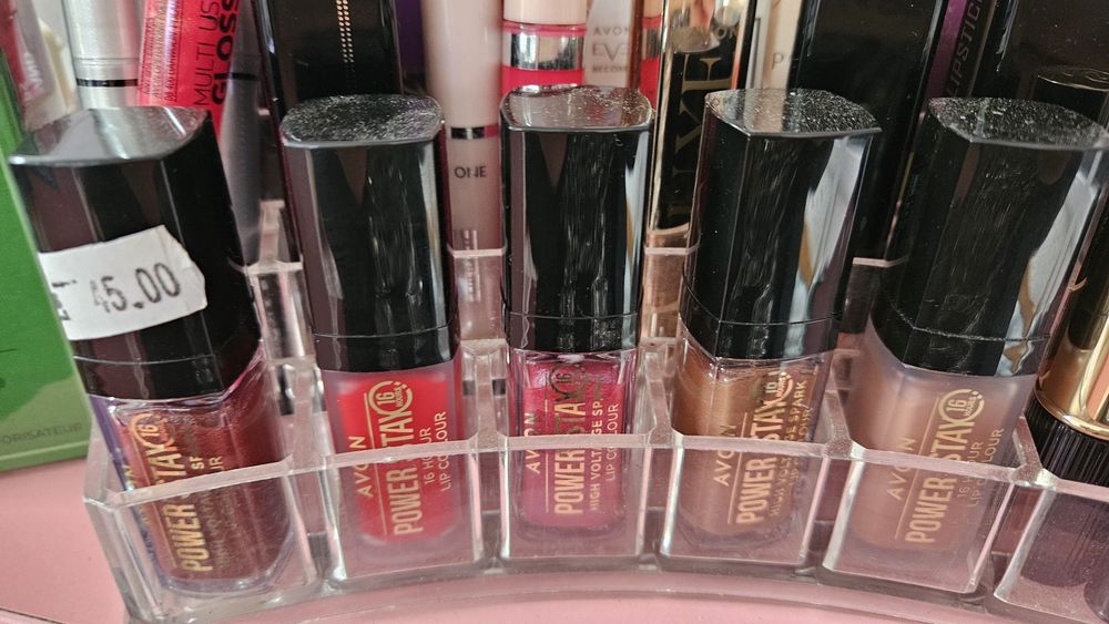 Cosmetice avon .Rujuri. Creioane de ochi retractabile.