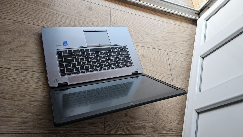 Asus Elitebook i7.  RAM 16gb,SSD 240gb, Video 2gb Nvidia. Ecran 16inch