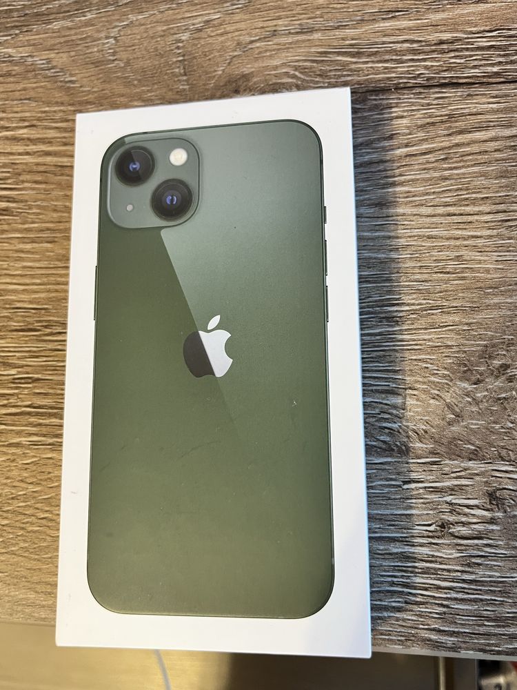 Продавам запазен Iphone 13 128 GB