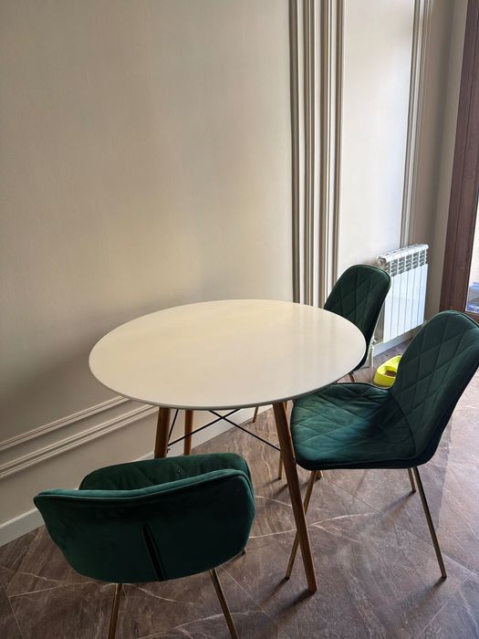 Стол +4 стула в хорошем состоянии