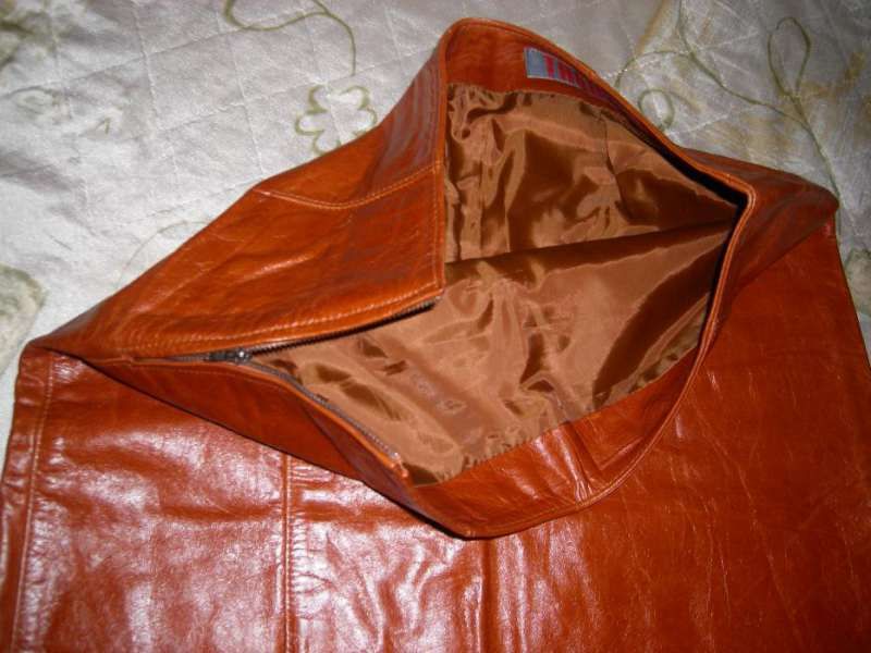 Много елегантна пола от естествена кожа размер "S" марка "Trousers